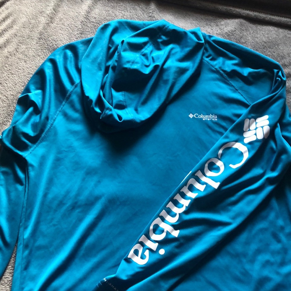 Blue long sleeve Columbia shirt w hood